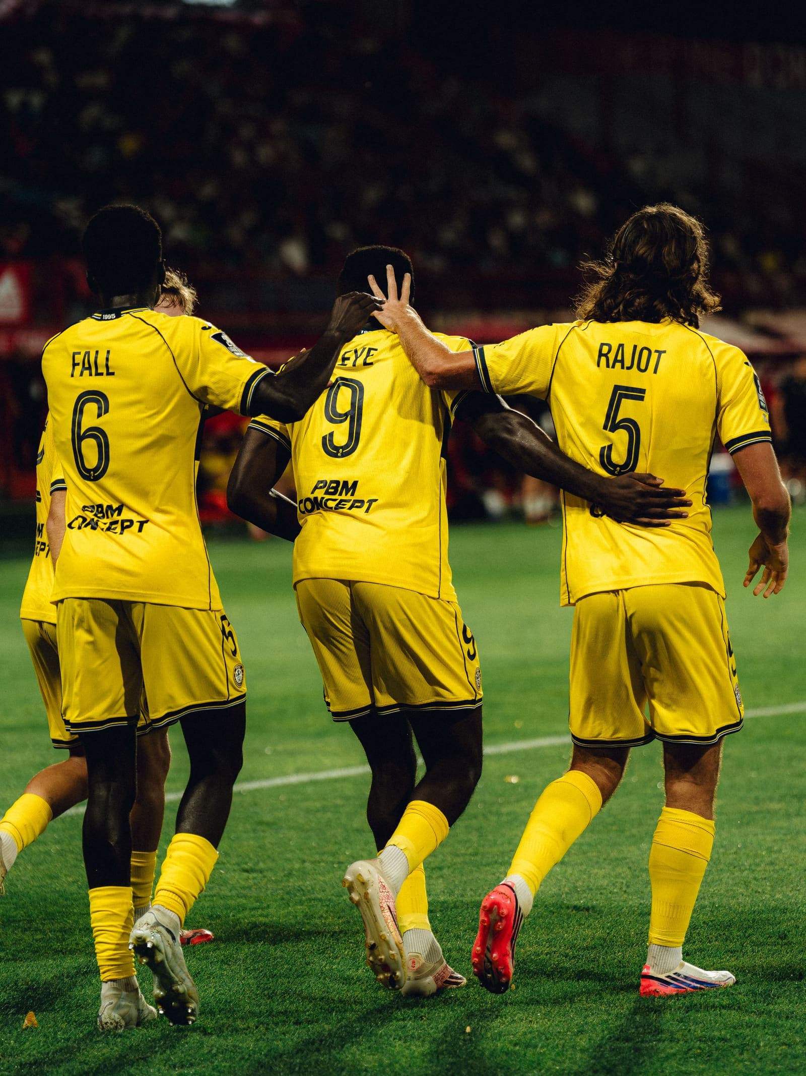 Fall, Leye et Rajot célèbrent un but du Pau FC