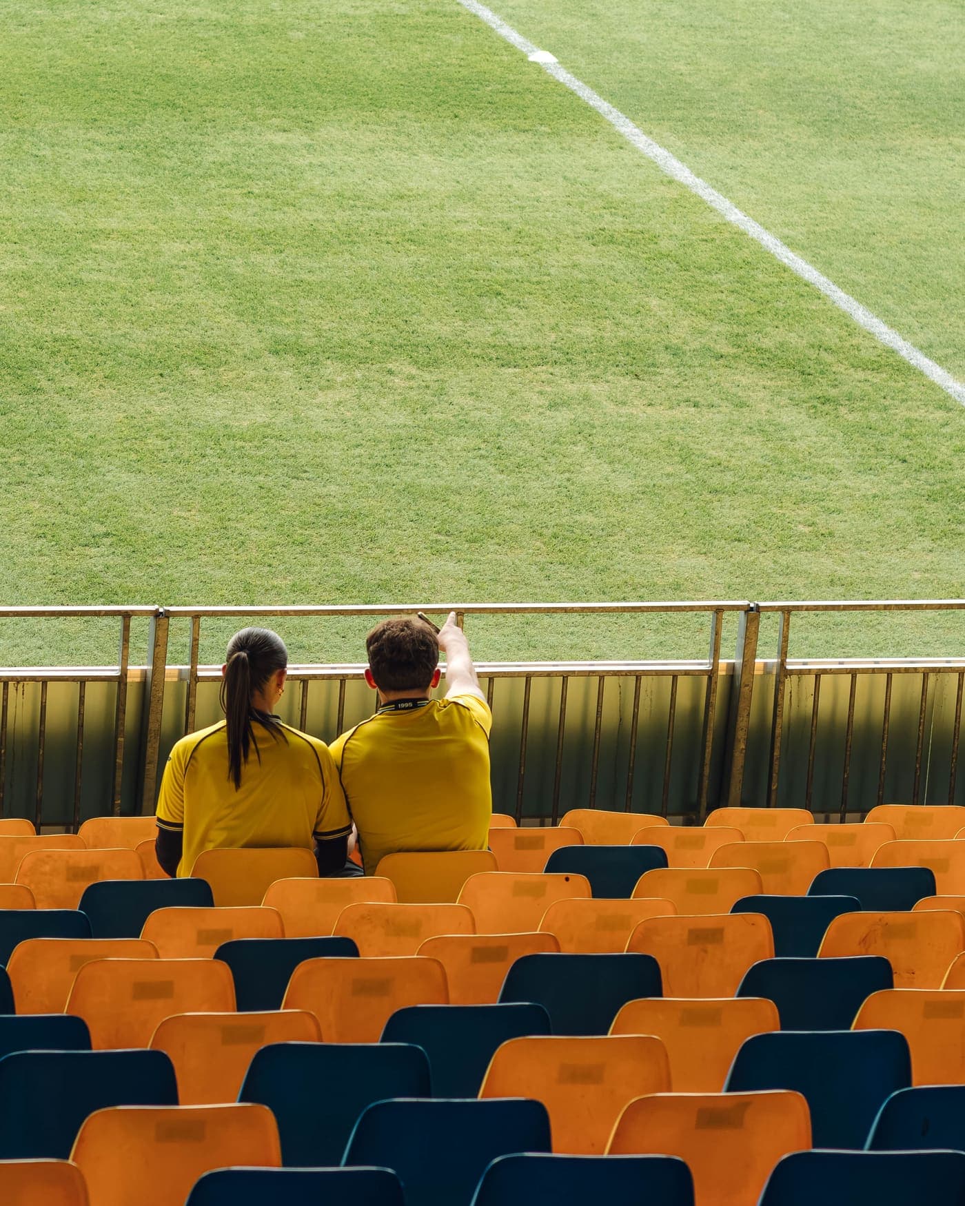 Deux supporters en maillot du Pau FC dans les tribunes du Nouste Camp