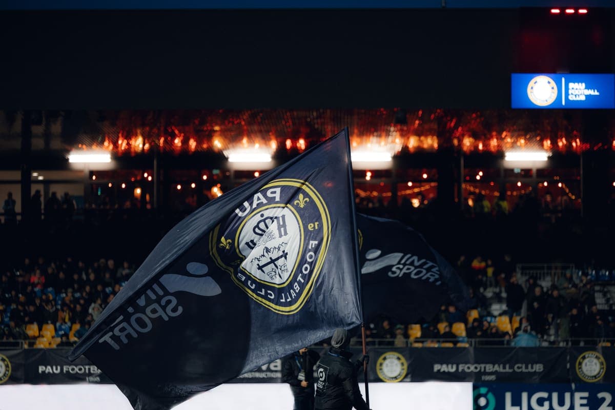 Un drapeau du Pau FC agité dans les tribunes du Nouste Camp
