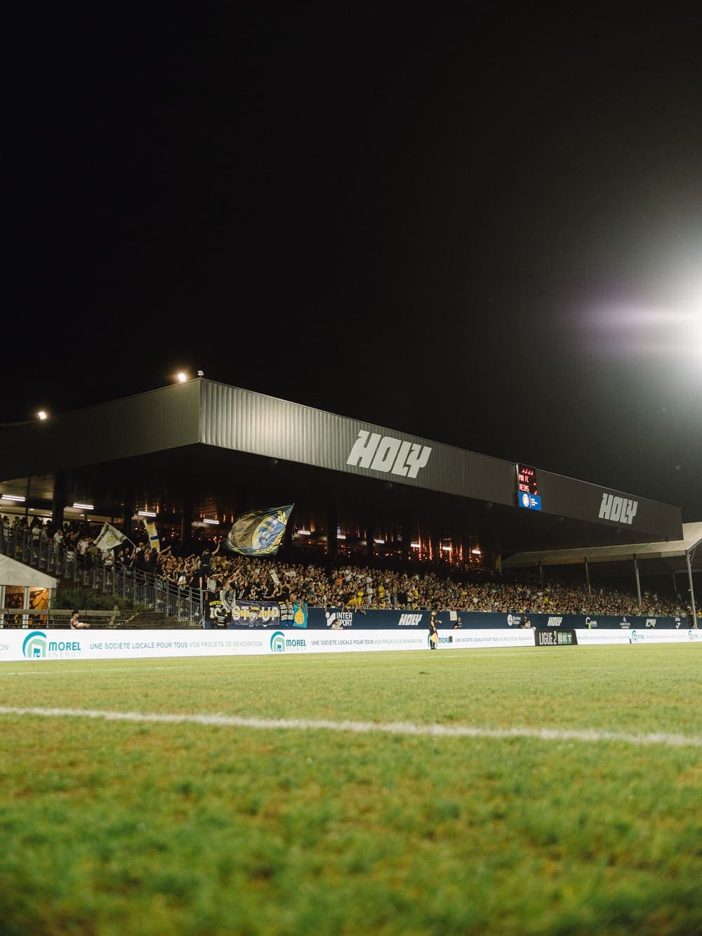 La tribune Holy du Nouste Camp illuminée un soir de match