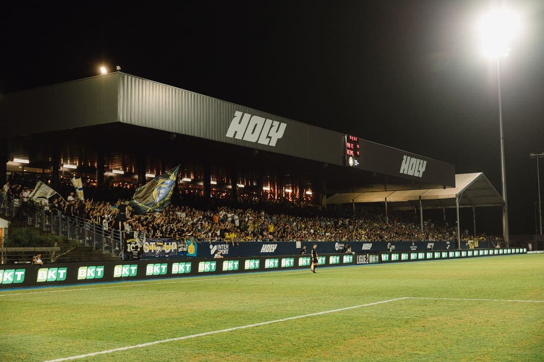 La tribune Holy du Nouste Camp illuminée un soir de match