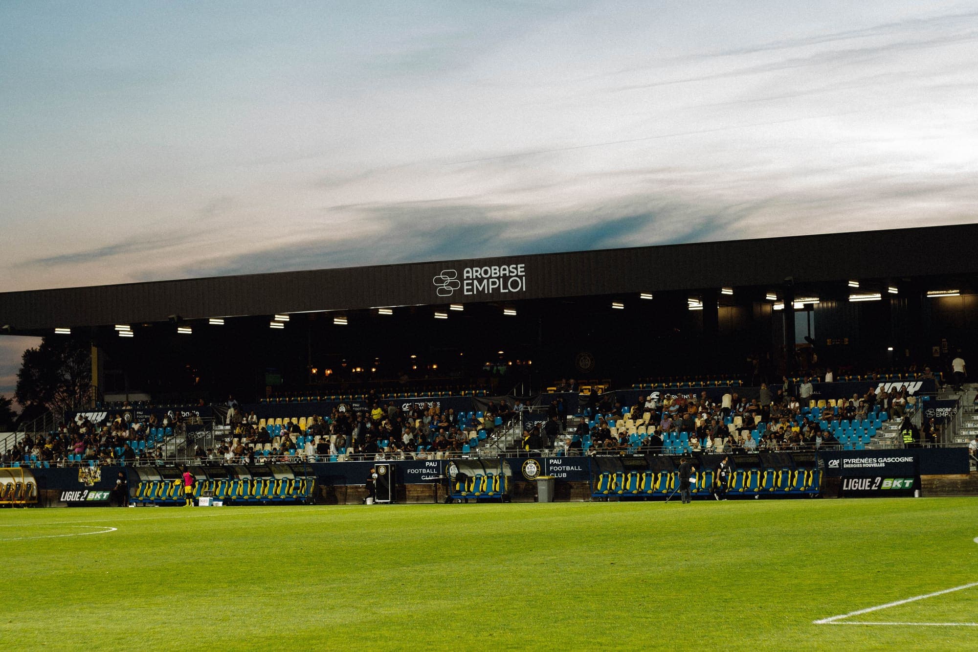 La tribune du Nouste Camp et la pelouse, un soir de match