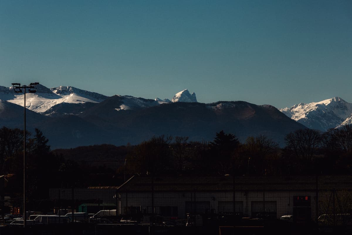 Les sommets enneigés des Pyrénées au crépuscule