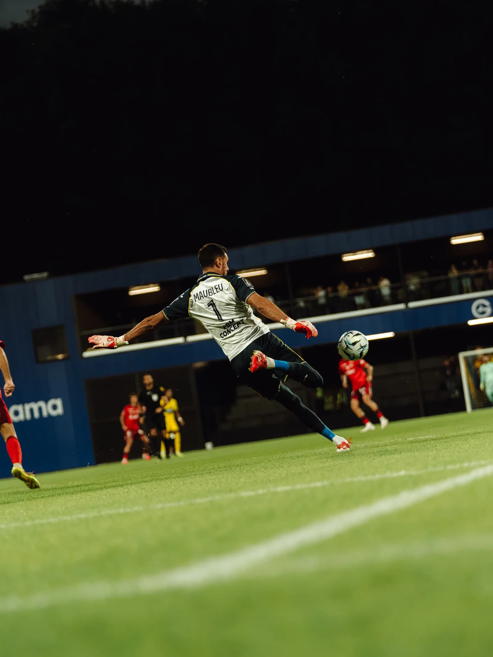 Autre photo de Brice Maubleu sous le maillot du Pau FC