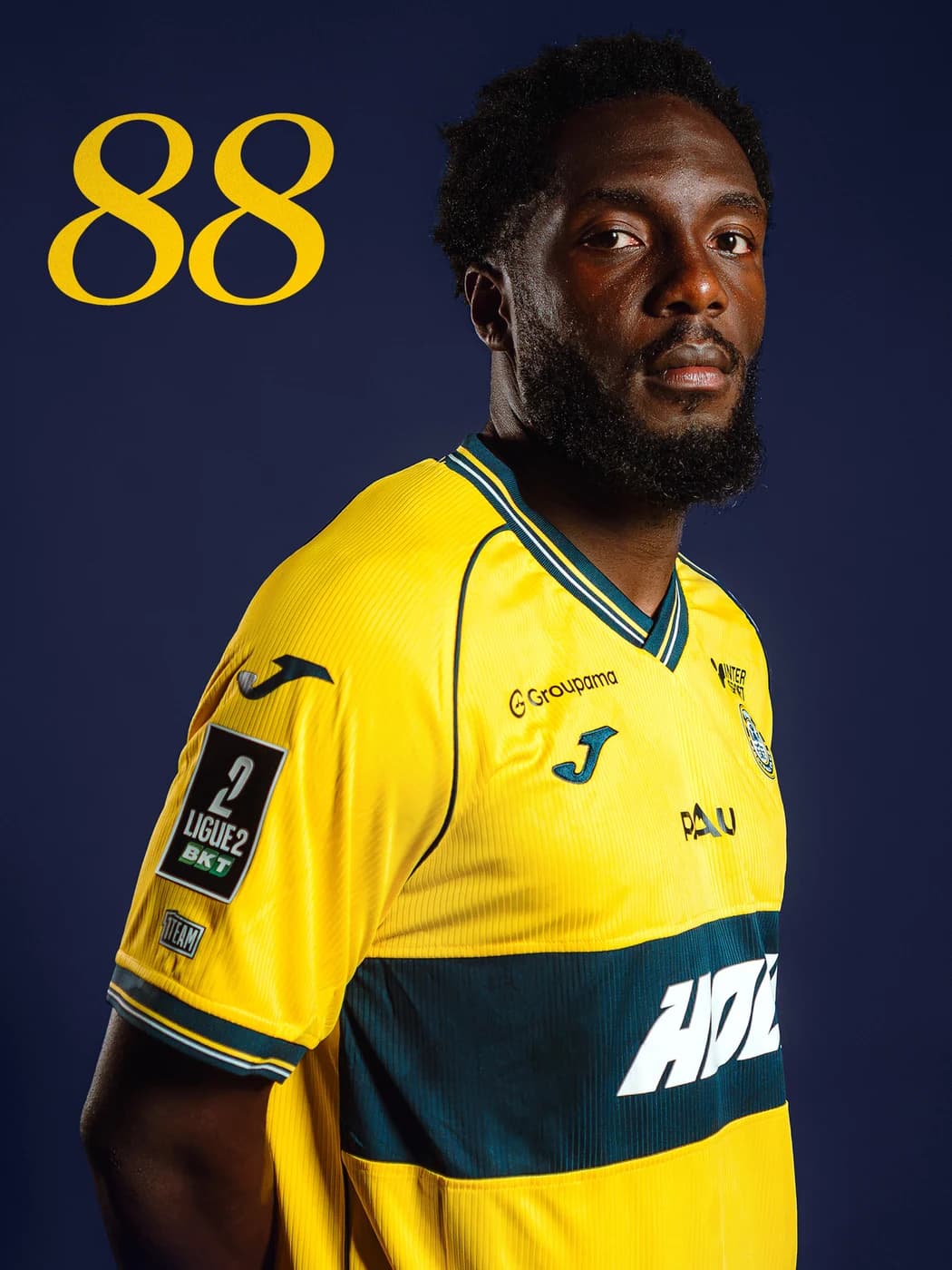 Portrait d'Axel Bamba en maillot du Pau FC