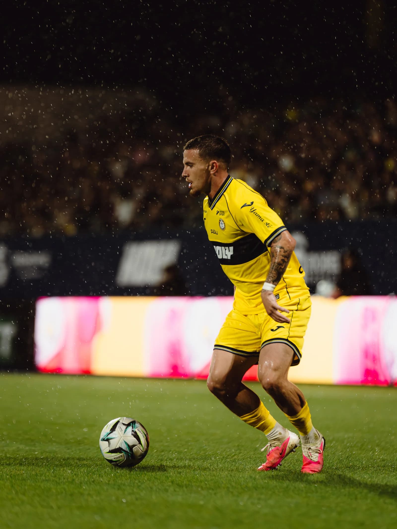 Alexis Lefebvre sous le maillot du Pau FC