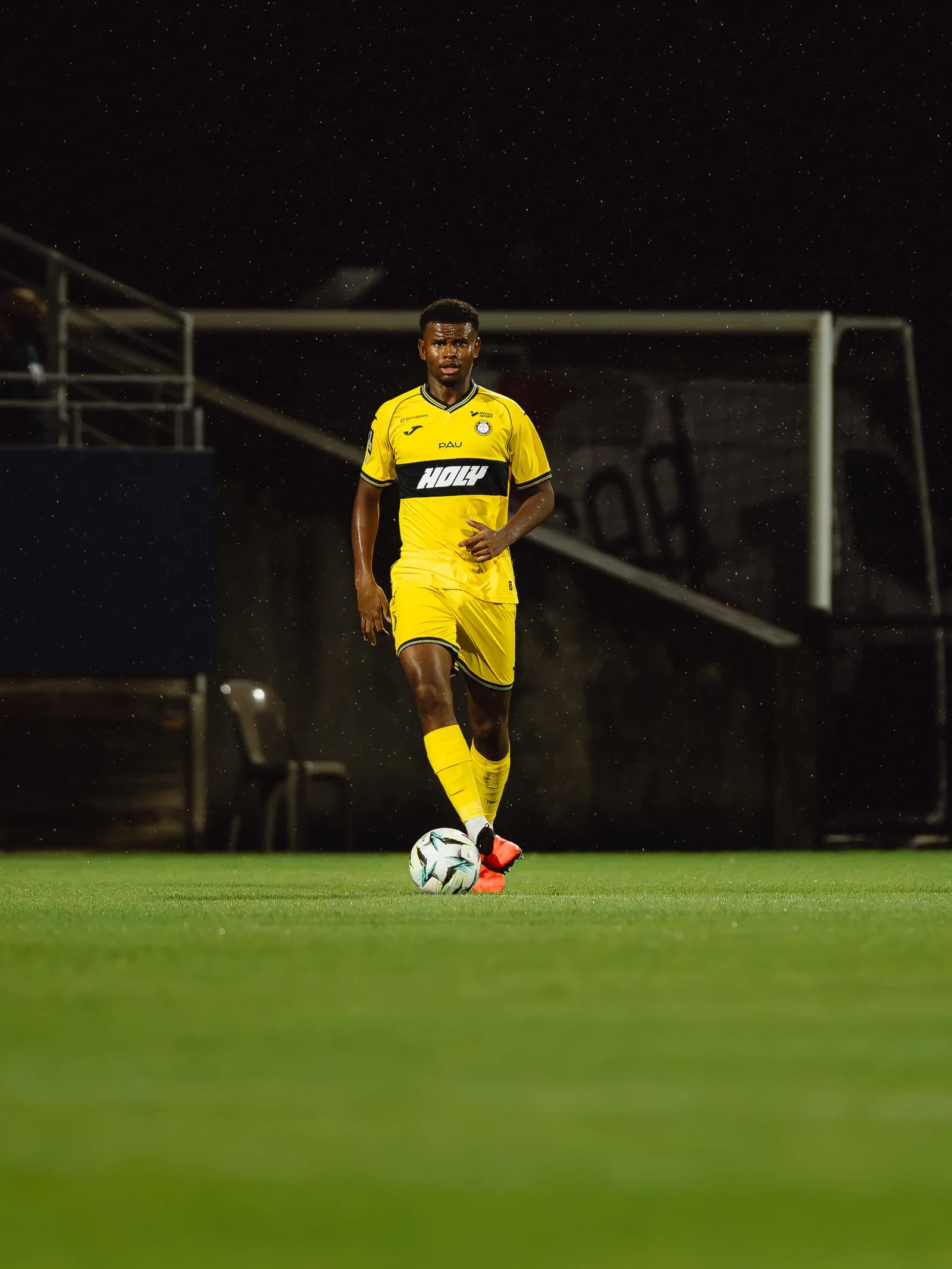 Axel Dodote sous le maillot du Pau FC