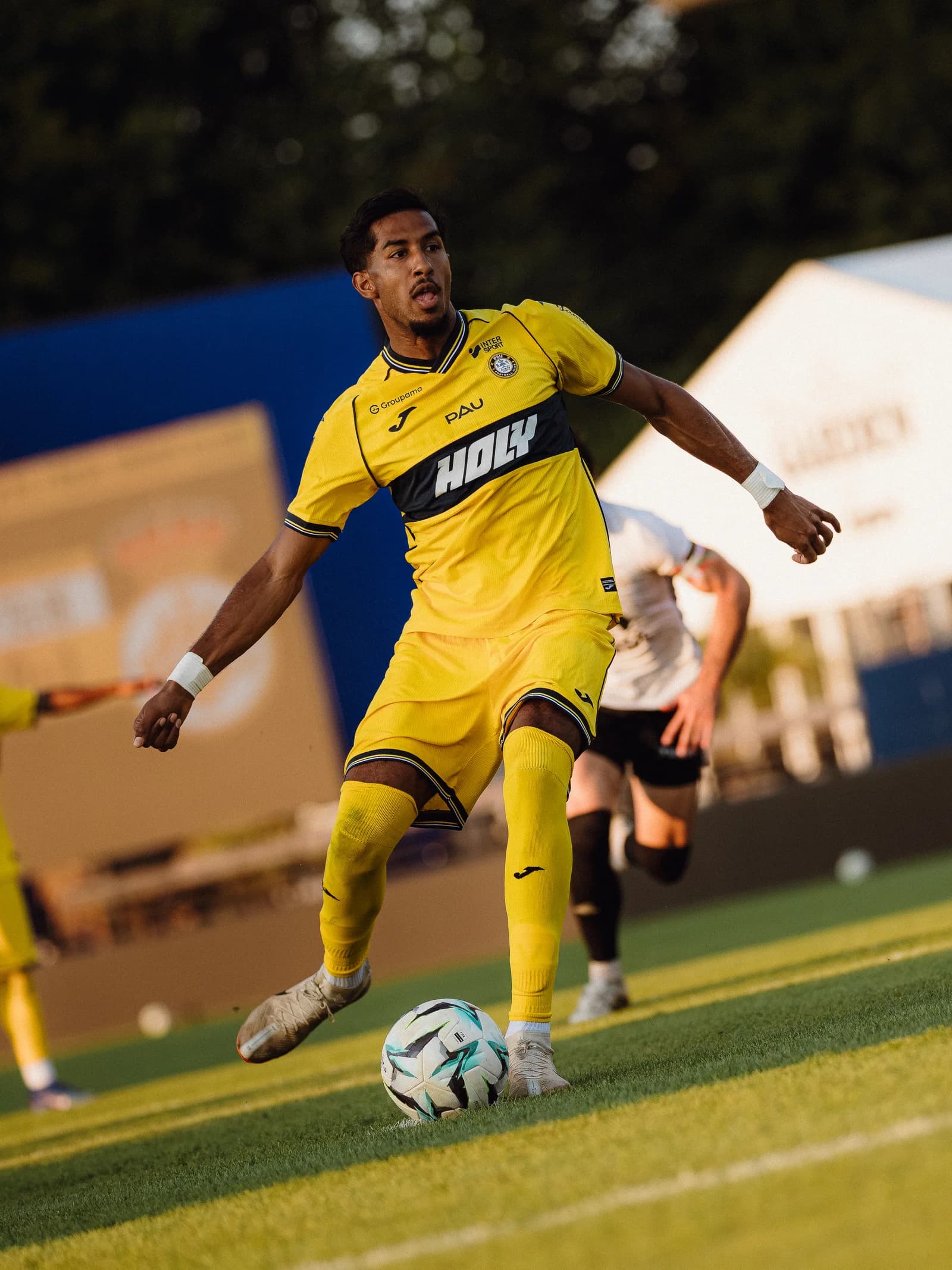 Hacène Benali sous le maillot du Pau FC