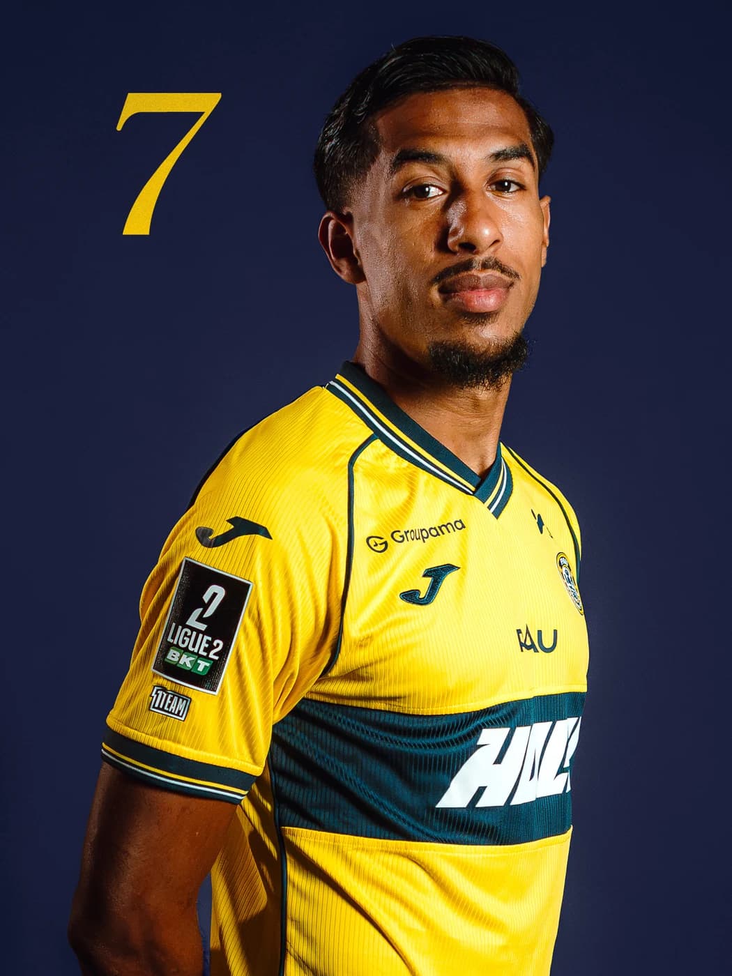Portrait d'Hacène Benali en maillot du Pau FC