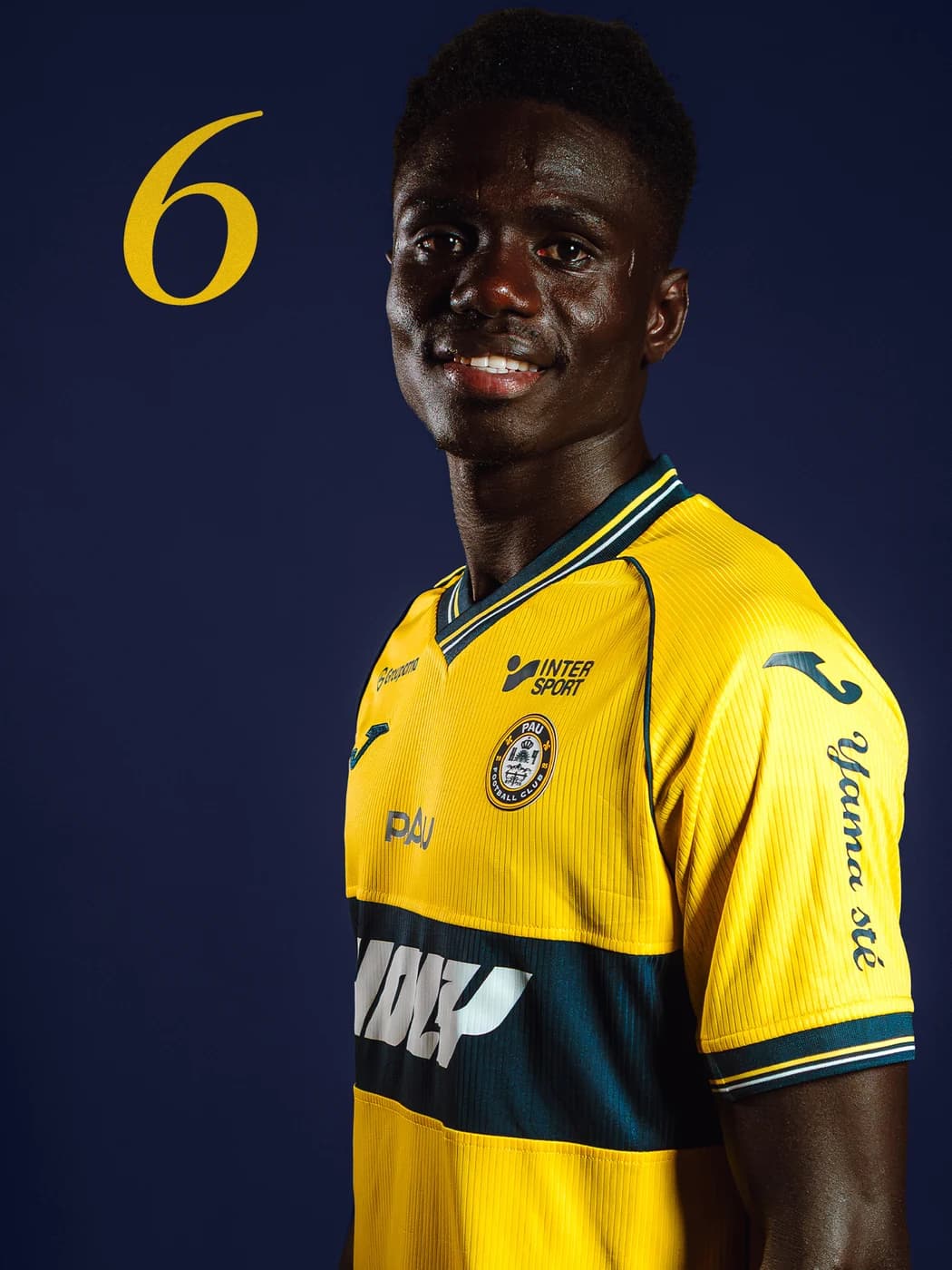 Portrait de Cheikh Fall en maillot du Pau FC
