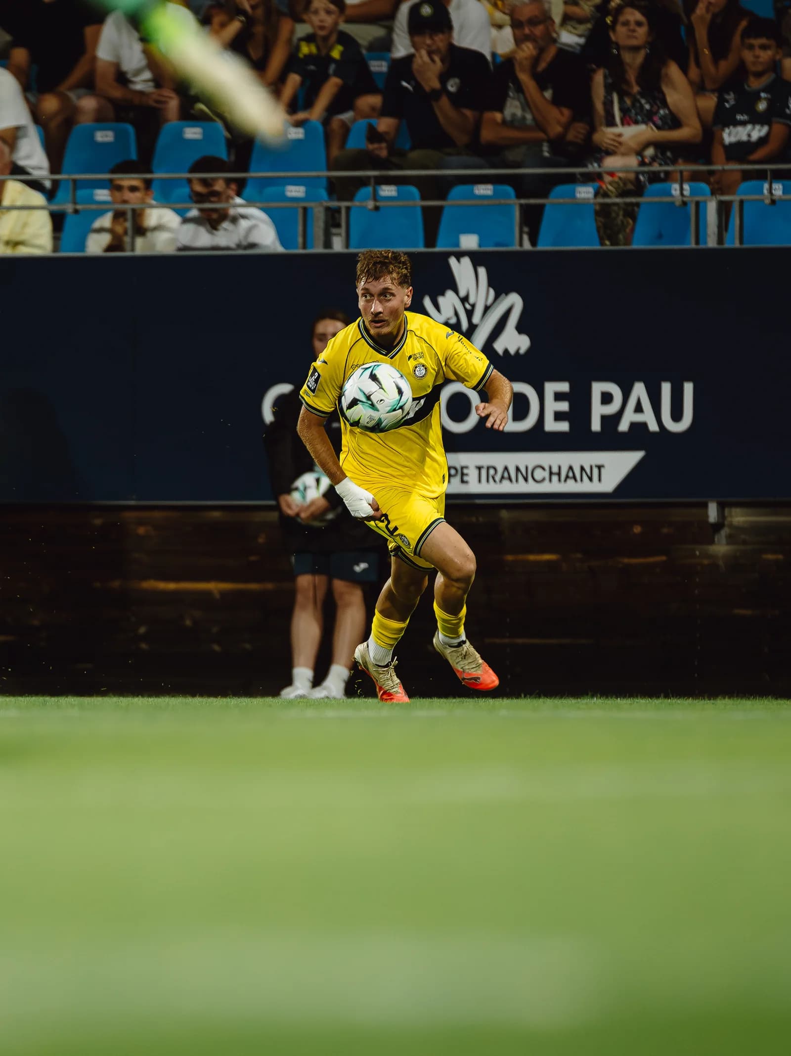 Autre photo de Tom Pouilly sous le maillot du Pau FC