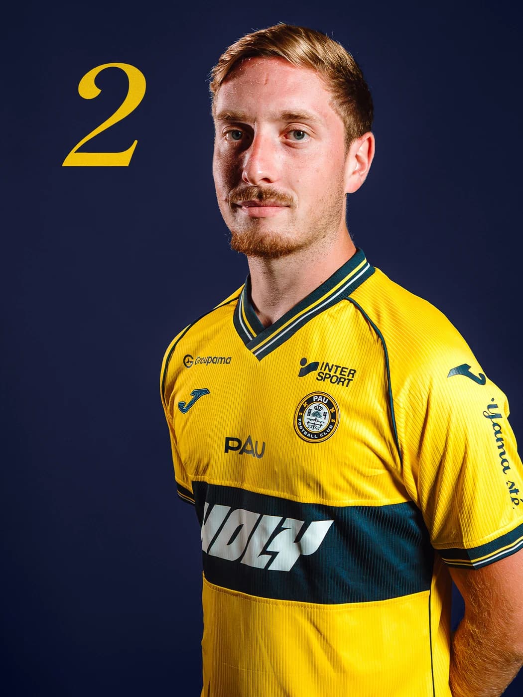 Portrait de Tom Pouilly en maillot du Pau FC