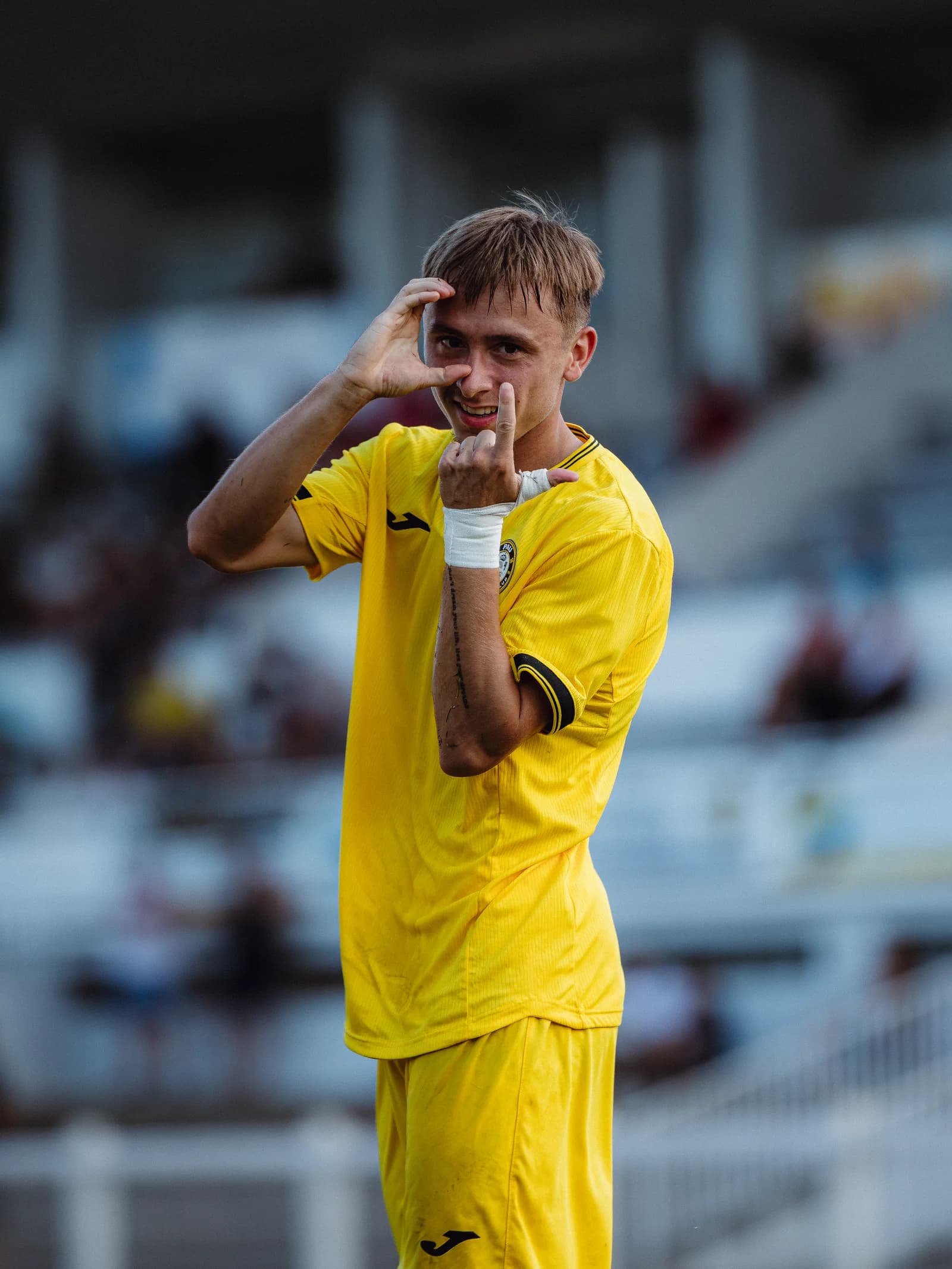 Tom Saettel sous le maillot du Pau FC