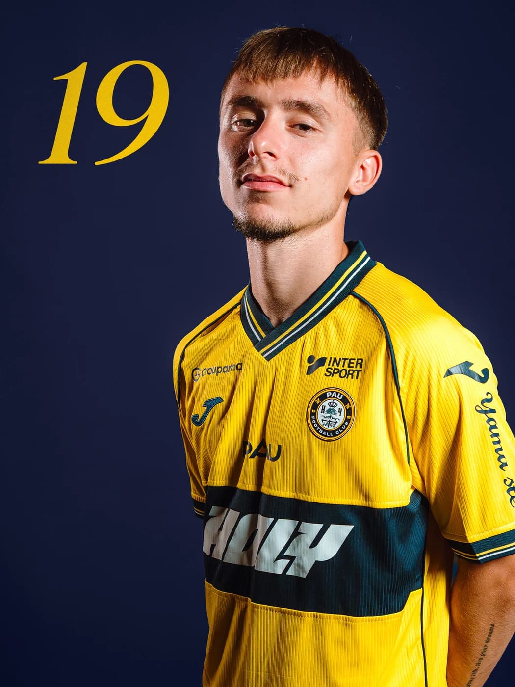 Portrait de Tom Saettel en maillot du Pau FC