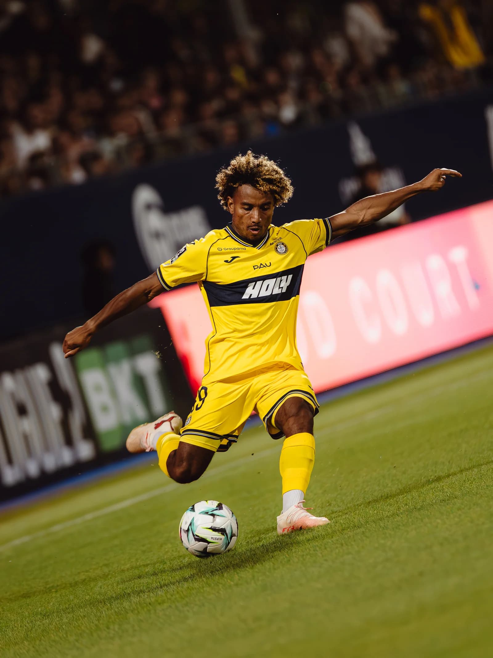 Mathys Tourraine sous le maillot du Pau FC