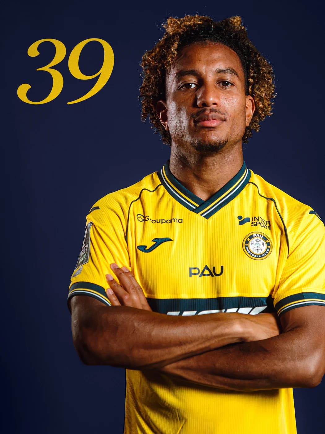 Portrait de Mathys Tourraine en maillot du Pau FC