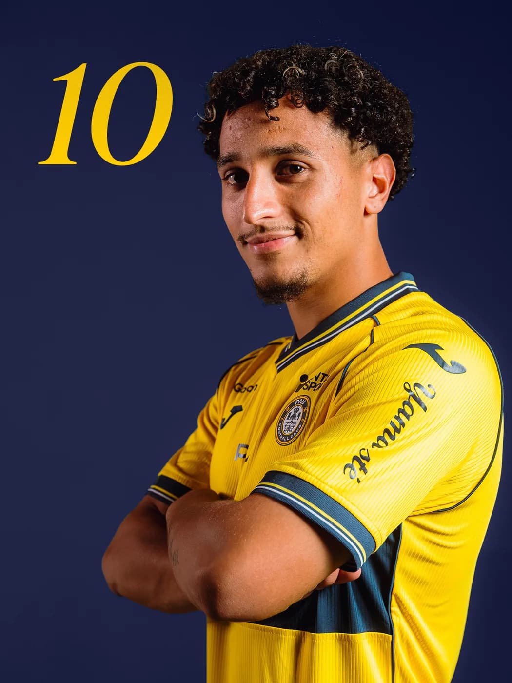 Portrait de Bilal Brahimi en maillot du Pau FC