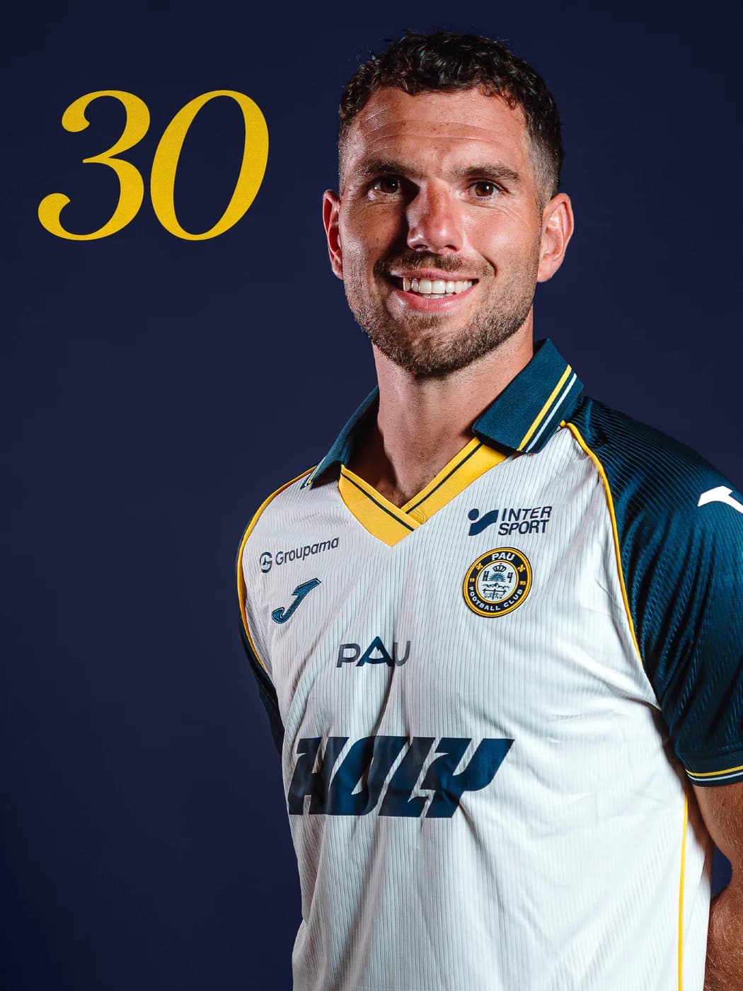 Portrait d'Esteban Salles en maillot du Pau FC